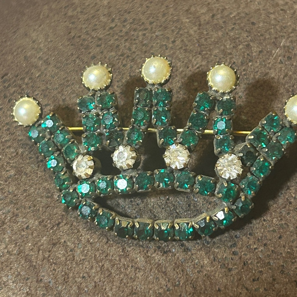 Hobe Crown Brooch